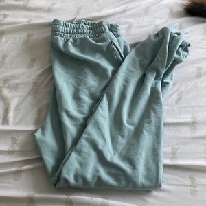 And light blue gym-shark sweatpants.